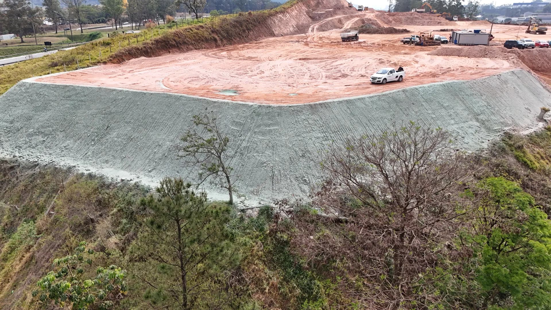 Obra de usina solar em andamento — vista aérea