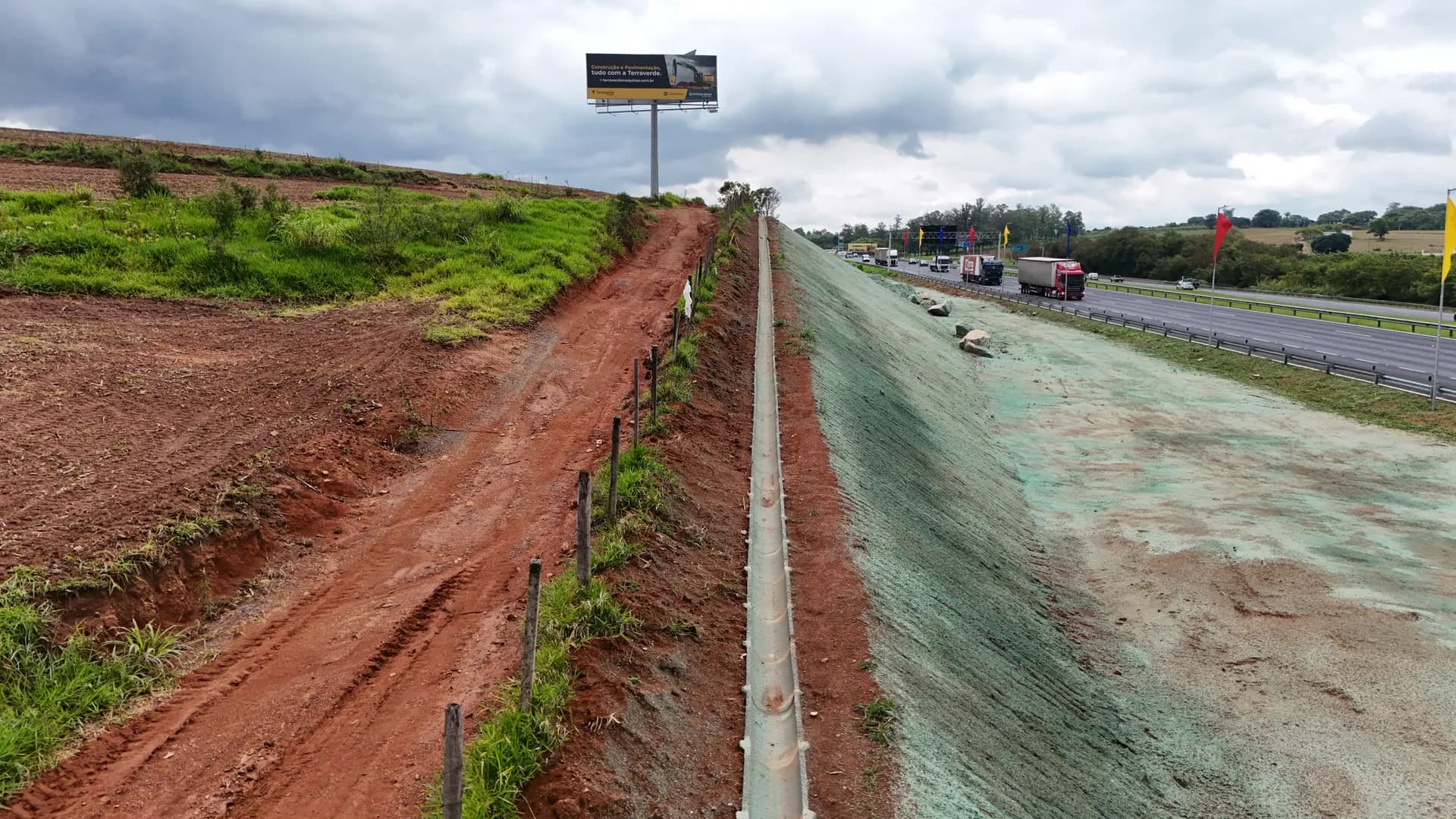 Hidrossemeadura em rodovia
