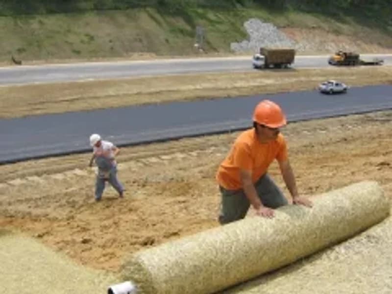 Biomanta de fibras orgânicas instalada sobre o solo